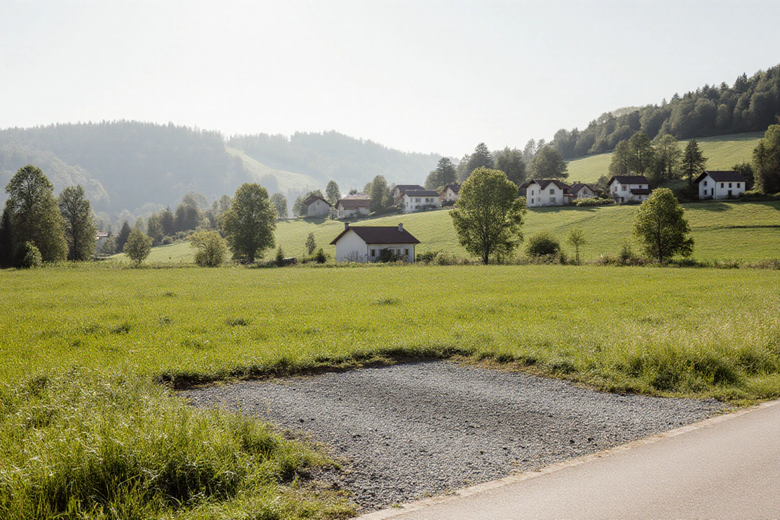 Unbebautes Grundstück am Rand einer österreichischen Wohnsiedlung
